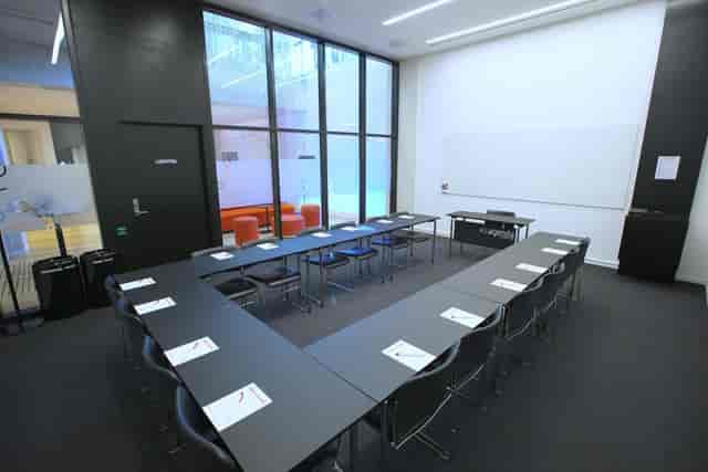 U-shape boardroom at Nordkapp Nationaltheatret, ideal for workshops and corporate presentations.
