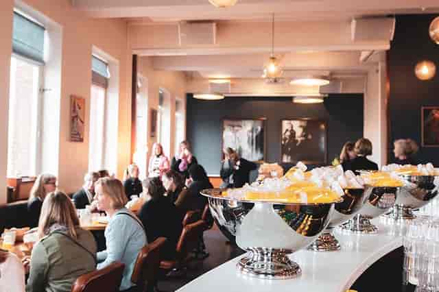 Stratos Plenumsal social reception with bar and ambient lighting for networking event venue.