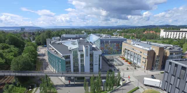 Modern corporate campus in Forskningsparken, ideal for outdoor networking and business events.