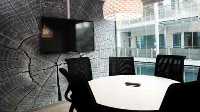 Forskningsparken breakout room with accent wall, ideal for corporate workshops and strategy meetings.