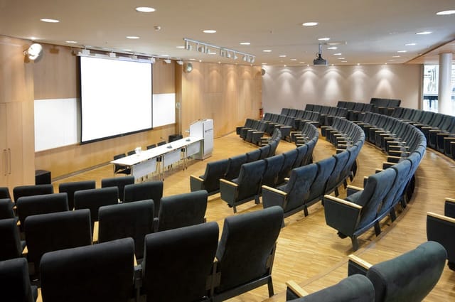 Tiered lecture theater in Forskningsparken for academic seminars and corporate training.