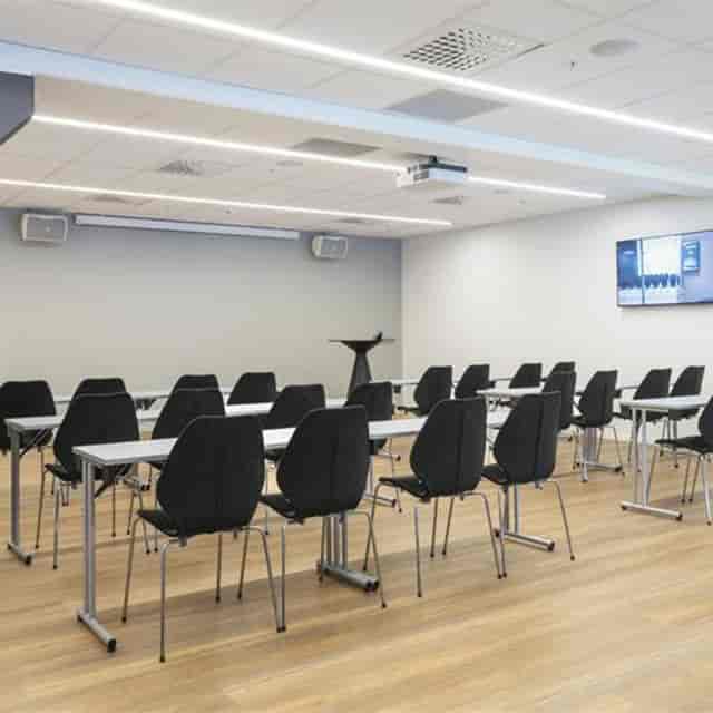 Classroom-style Meet-Salen at Meet Ullevaal for corporate training and presentations.