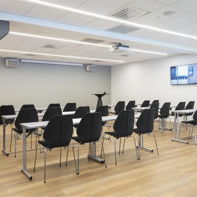 Classroom-style Meet-Salen at Meet Ullevaal for corporate training and presentations.