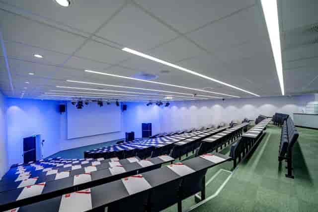 Modern tiered lecture hall at Thon Hotel Vika Atrium for corporate training and academic events.