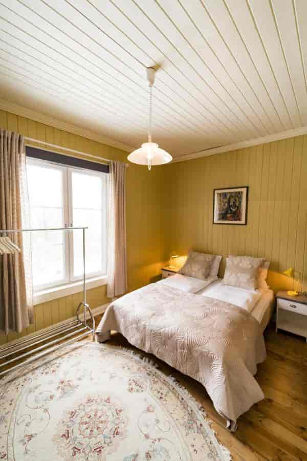 Kollen Slottet guest room, compact layout, ideal for budget stays or short-term event lodging.