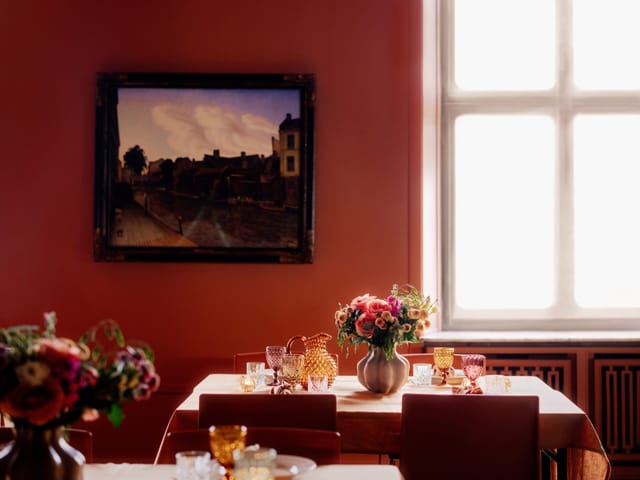 Møterom Kjøpmannen: Elegant corporate dinner room with warm lighting for private board meetings.