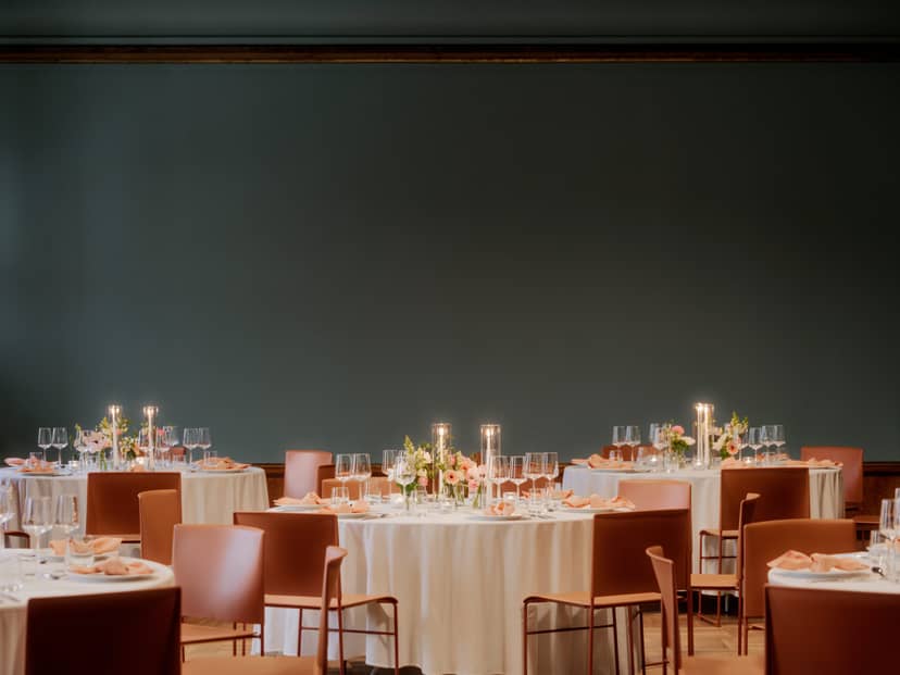 Møterom Kjøpmannen: Minimalist event space with moody walls, perfect for modern wedding or gala.