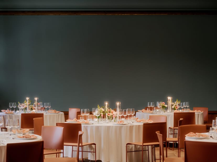 Møterom Kjøpmannen: Minimalist event space with moody walls, perfect for modern wedding or gala.