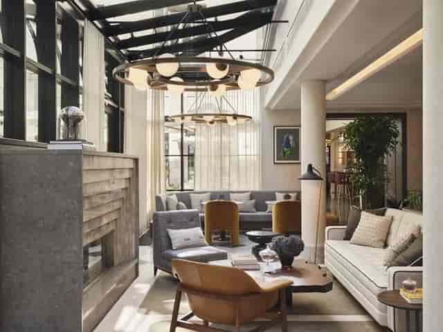 Stylish lounge at Wintergarten Rosewood Munich for networking events and meetings.