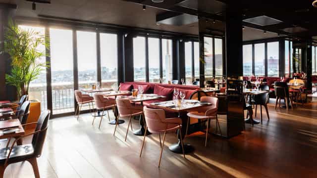 Modern restaurant in Clarion Hotel® The Hub, ideal for upscale events and gatherings.