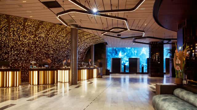 Modern Clarion Hotel lobby with floral wall, ideal for networking events and gatherings.