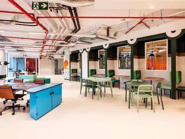 Modern Silversquare co-working space with booth seating for agile meetings and workshops.