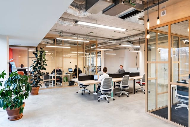 Modern Silversquare coworking space with modular workstations for hybrid team collaboration.