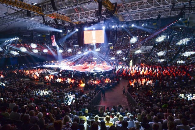 Olympiahalle 360-degree center stage at a stadium concert event.