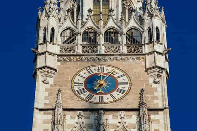 Glockenspiel Munich on Marienplatz [times & history]