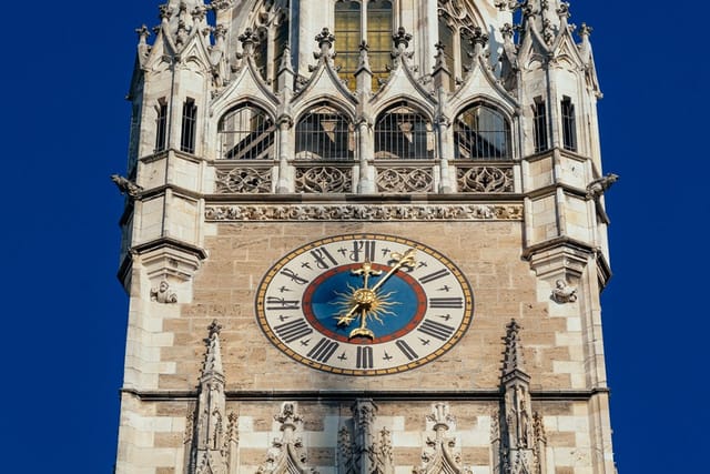 Glockenspiel Munich on Marienplatz [times & history]