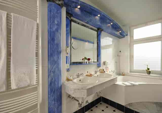 Hotel Torbräu Room Muenchen bathroom with double vanity for corporate business travel events.