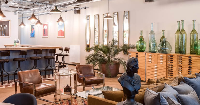 Mindspace Stachus high-end breakout space with lounge seating for networking and brainstorming.