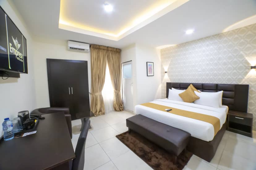 Empresa Hotel gym with modern equipment for corporate business travel and fitness.
