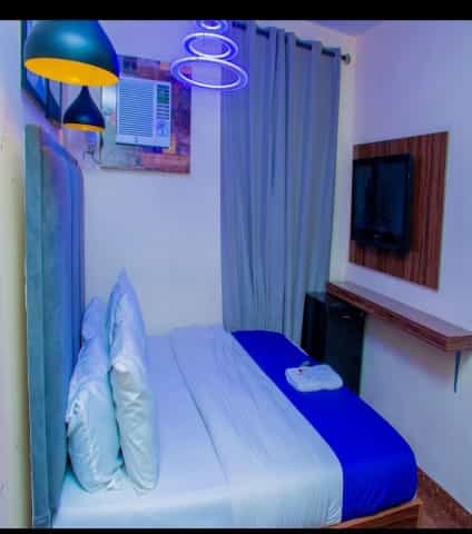Executive super deluxe room at Ontario Suites: budget-friendly business travel accommodation.