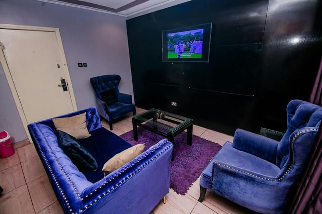 Elegance Suites hotel lounge: intimate breakout space for VIP networking and private interviews.