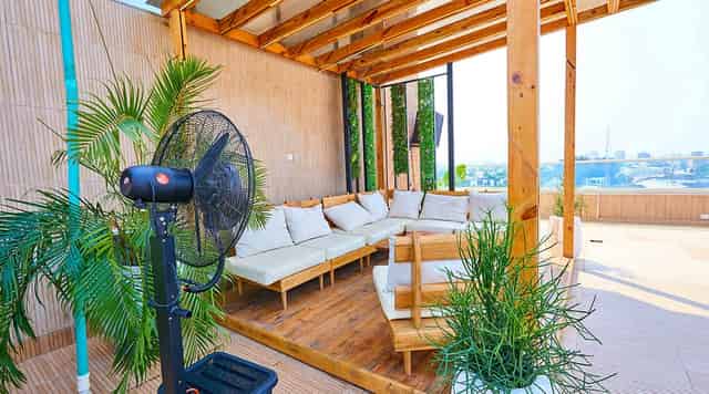 Rooftop Pool & Lounge
