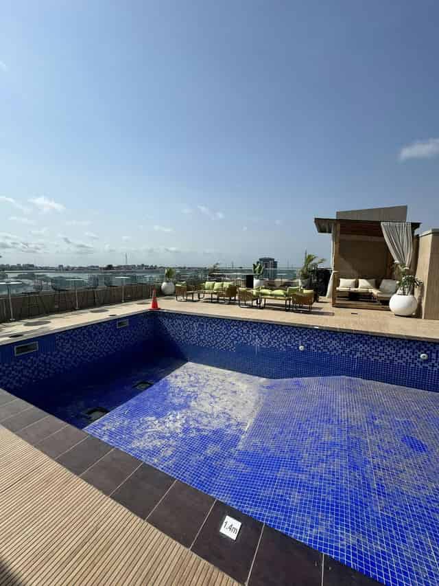 Rooftop Pool & Lounge