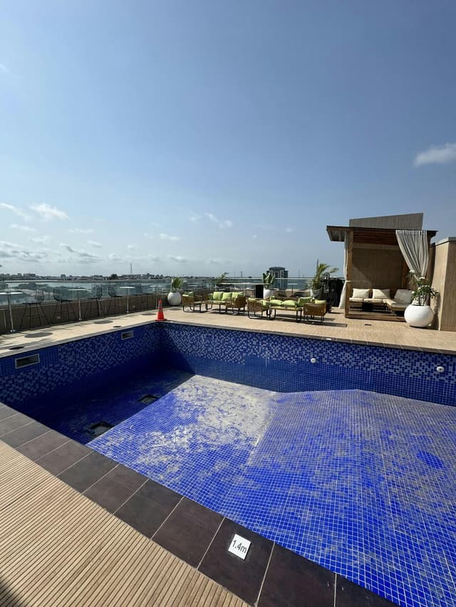 Rooftop Pool & Lounge