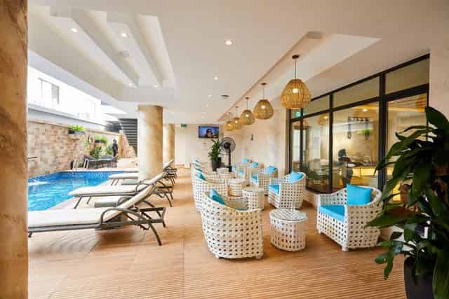 Rooftop Pool & Lounge