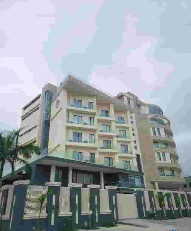 Rooftop Pool & Lounge
