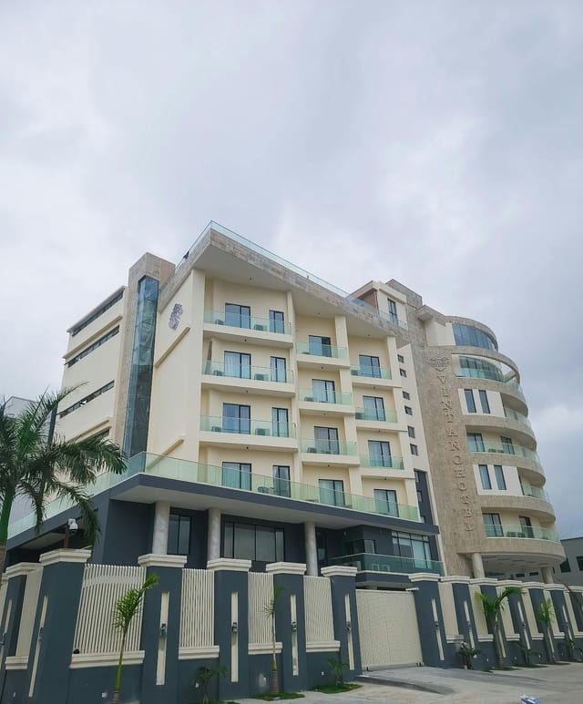 Modern Vintano Hotel rooftop pool, ideal for corporate retreats and executive off-sites.