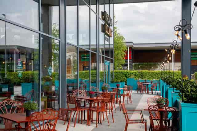 Lounge Bar at York Golf Club: Modern bistro seating for corporate networking and breakout events.