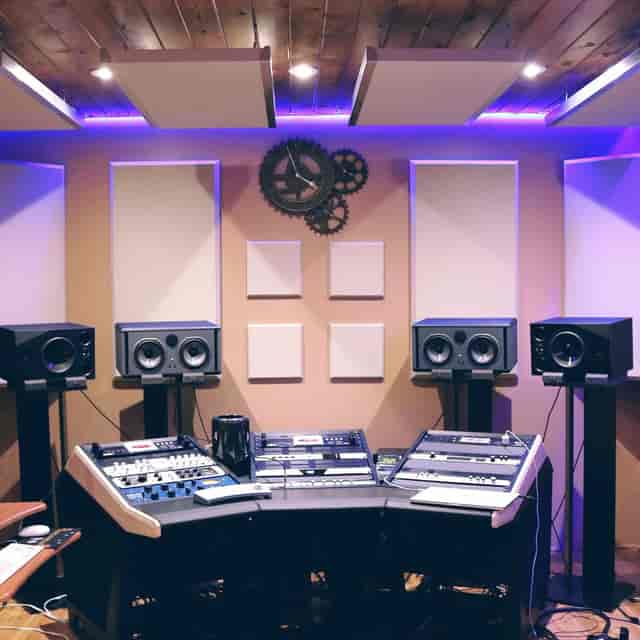High-end MillFactory recording studio for professional webinars and hybrid event broadcasts.