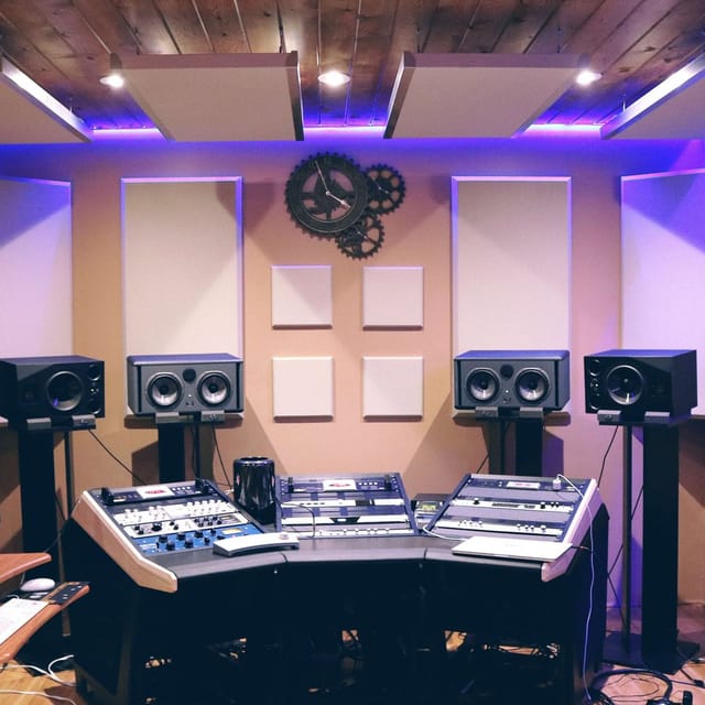 High-end MillFactory recording studio for professional webinars and hybrid event broadcasts.