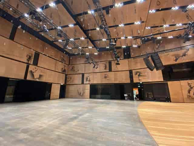 Versatile event space in Studie 2 with professional lighting trusses for conferences and galas.