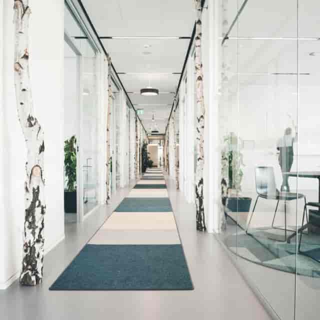 Modern Eventcafé breakout corridor with glass meeting pods for corporate events and offsites.