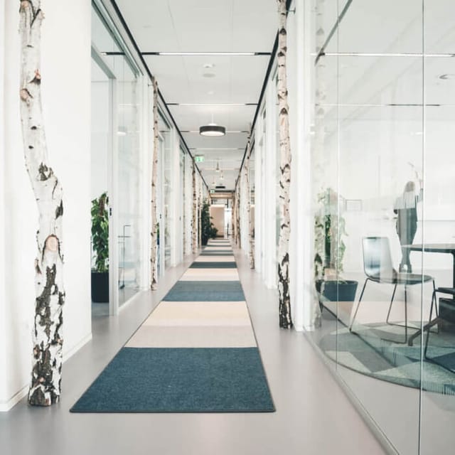 Modern Eventcafé breakout corridor with glass meeting pods for corporate events and offsites.