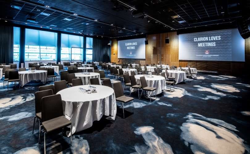 Corporate event banquet hall at Venue Cph with round tables for professional conferences.