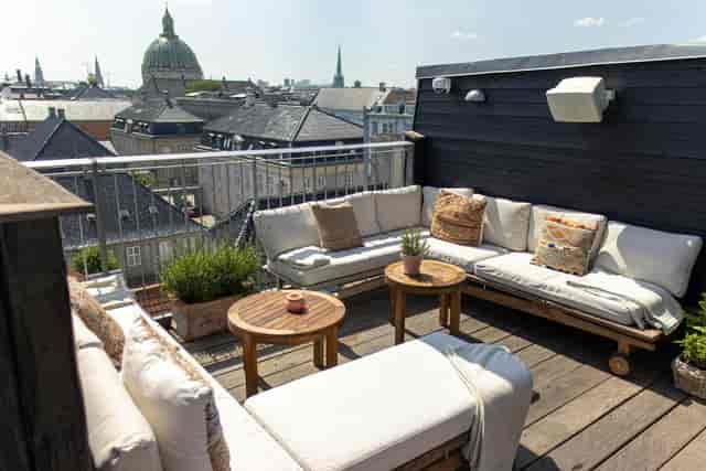Small conference room at Babette Guldsmeden, rooftop breakout space for corporate retreats.