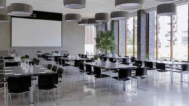 Vinterhaven conference room with modular tables for business workshops and professional meetings.