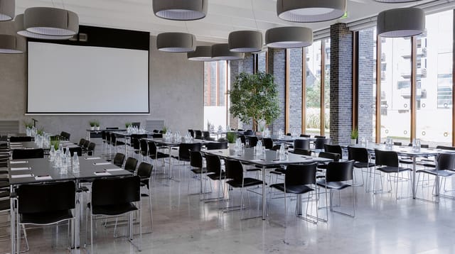 Vinterhaven conference room with modular tables for business workshops and professional meetings.