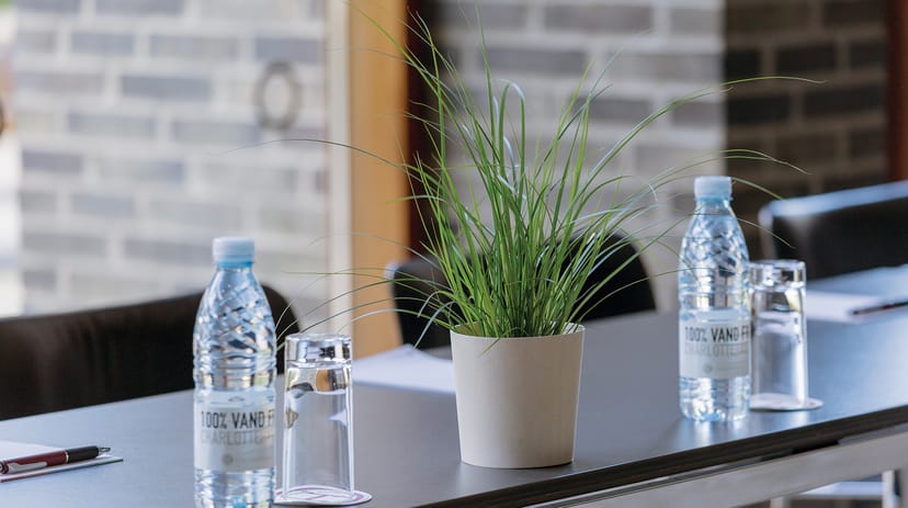 Vinterhaven meeting room with water service and minimalist decor for corporate events and workshops.