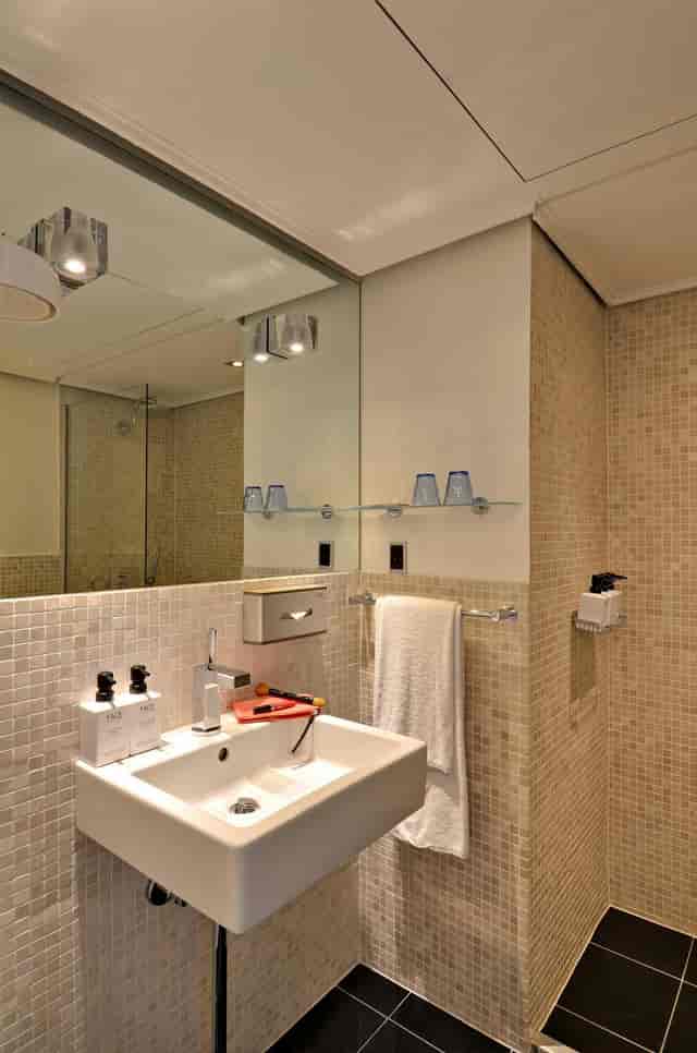Clean hotel bathroom, Scandic Front, functional design for event venue site inspections.