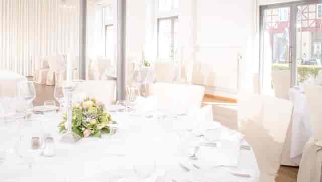 Kavalersalen at Bernstorff Slot: Round tables with elegant florals for upscale wedding receptions.