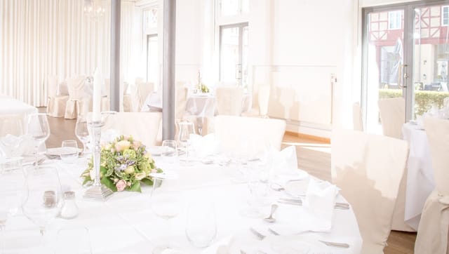 Kavalersalen at Bernstorff Slot: Round tables with elegant florals for upscale wedding receptions.
