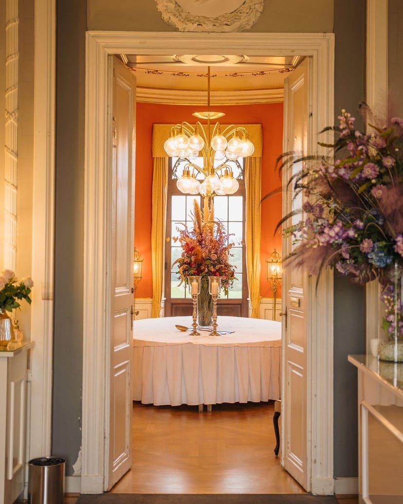 Luxury micro-wedding setup at Bernstorff Slot Kavalersalen with elegant floral decor.
