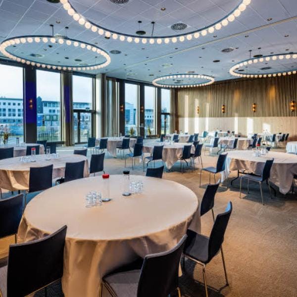 Scandic Nørreport ballroom with floor-to-ceiling windows for corporate banquets and conferences.