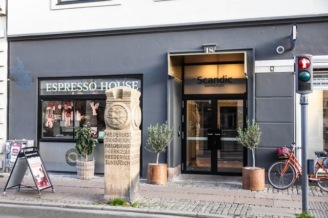 Scandic Nørreport urban boutique meeting room with integrated coffee shop for networking events.