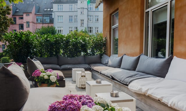 Modern outdoor lounge at Hotel Hans for professional networking and cocktail events.