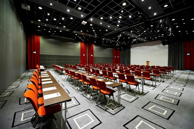 Per Hilo Boardroom